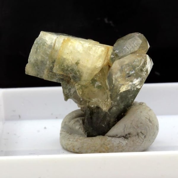 Sten og mineraler. Adular + Kvarts. 11,0 ct. Saint Christophe-en-Oisans, Isère, Frankrig.