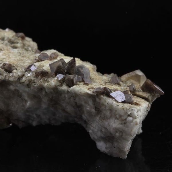 Stenar och mineraler. Titanit (sfen). 42,0 ct. La Léchère, Tarentaise, Savoie, Frankrike..