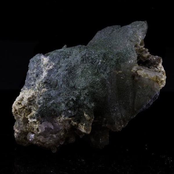 Stenar och mineraler. Kvarts + Klorit + Epidot. 167,75 cent. Aiguilles de l'Argentière, Savoie, Frankrike.