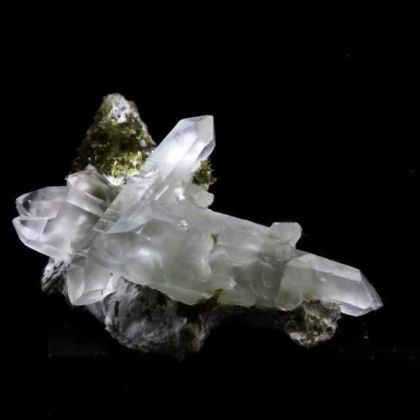 Sten og mineraler. Kvarts med Byssolite + Epidote indeslutninger. 62,0 ct. Envers de Chamrousse, Isère, Frankrig.