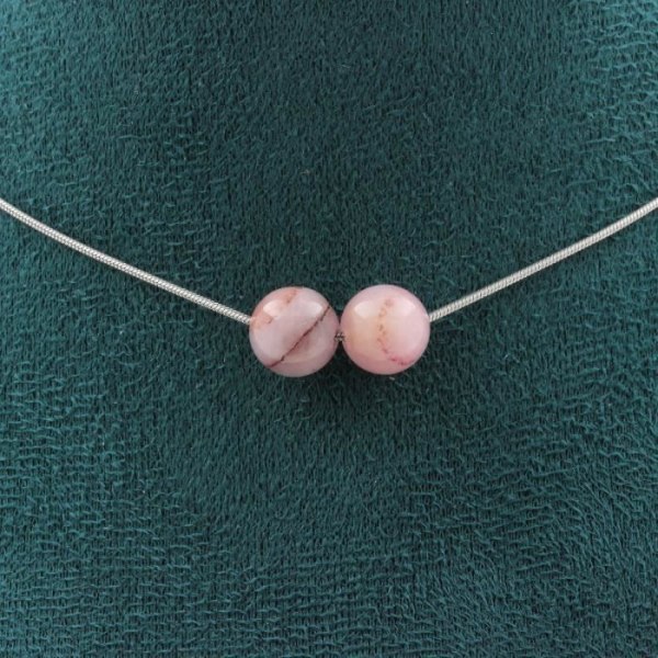 Stenar och mineraler. Halsband med 2 rosa opalpärlor 8 mm. Rostfri kedja Halsband för kvinnor, män. Anpassningsbar storlek.