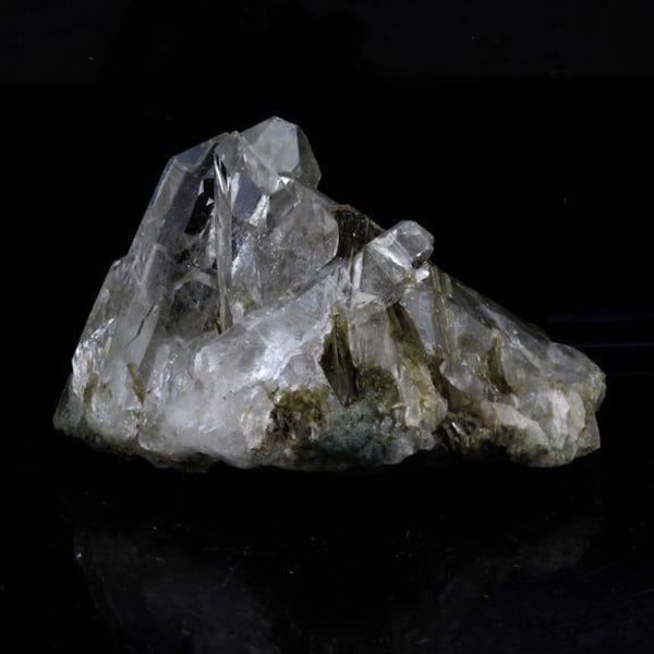 Stenar och mineraler. Kvarts + epidot. 50,0 ct. Cornillon, Bourg d'Oisans, Isère, Frankrike.
