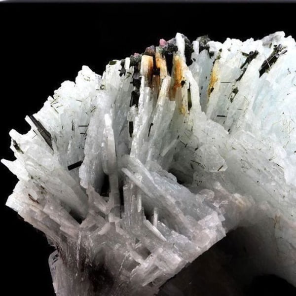 Sten og mineraler. Cleavelandite + Turmalin. 7383,5 ct (1,47 kg). Pederneira mine, Minas Gerais, Brasilien.