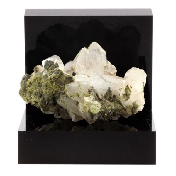 Stenar och mineraler. Epidot + kvarts. 731,7 cent. Saint-Véran, Hautes-Alpes, Frankrike. Sällsynt.