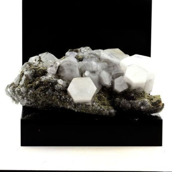 Stenar och mineraler. Kalcit, Pyrit. 3184,5 ct. El Hammam-gruvan, Meknes, Marocko.