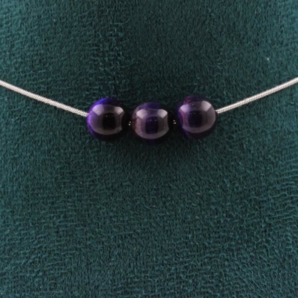 Stenar och mineraler. Halsband med 3 lila Tiger's Eye pärlor 8 mm. Rostfri kedja Halsband för kvinnor, män. Personlig storlek