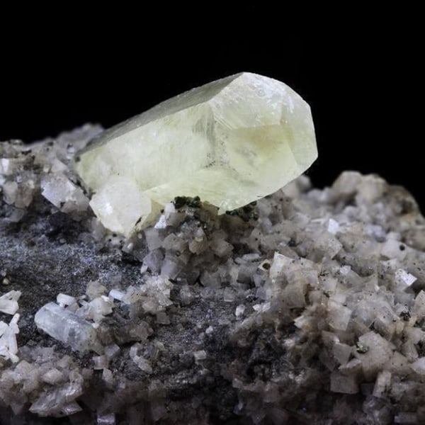 Stenar och mineraler. Kalcit + Kalkopirit. 997,0 ct. Sweetwater Mine, Missouri, USA.
