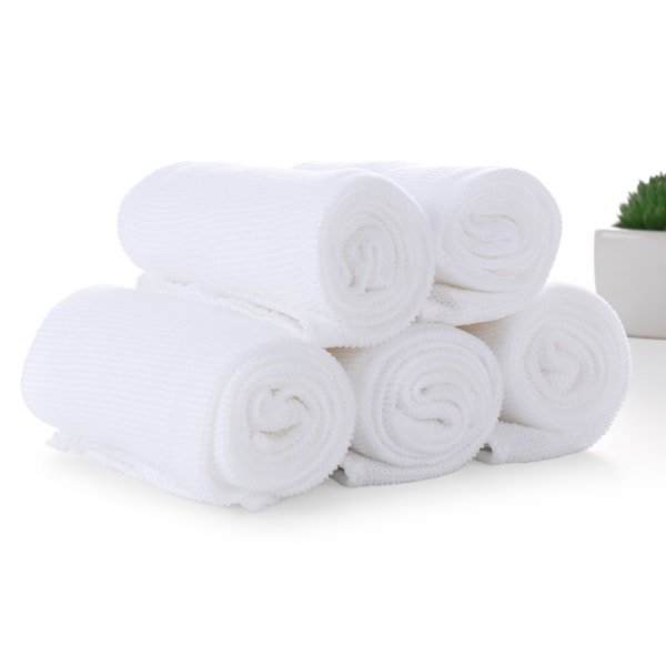 Hotellin kylpyhuonetarvikkeet valkoiset pyyhkeet
