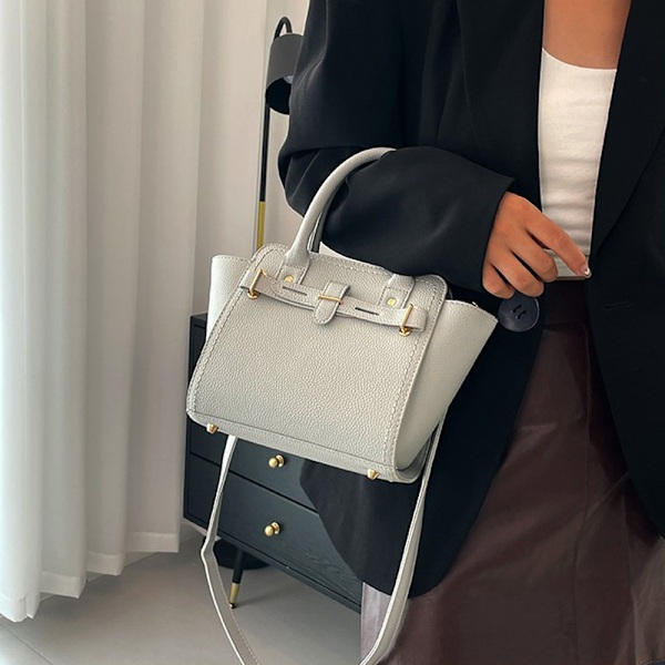 Snygg ljusgrå crossbody-väska för kvinnors höststil Light grey