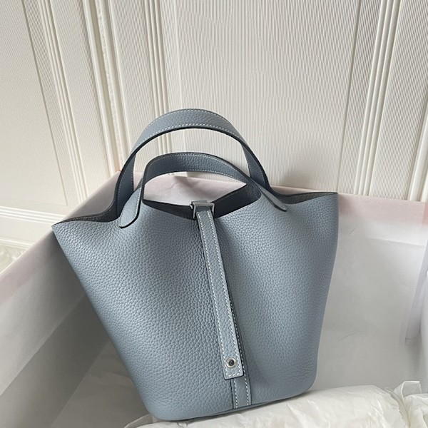 Stor Väska i Äkta Läder med Lychee-Design i Himmelblå Ko-Läder Sky blue
