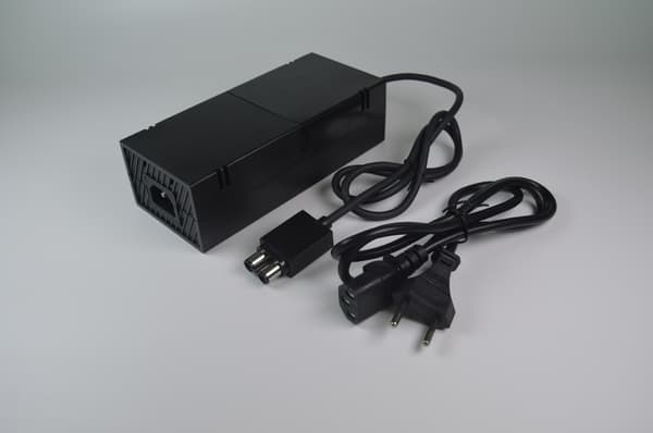 Xbox One AC-adapteri 100-240V 220W sis. virtajohdon