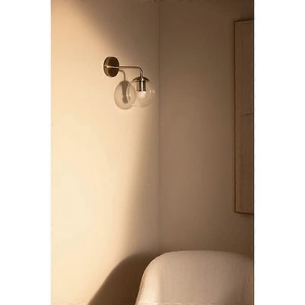 Veggmontert lampe i gullfarget metall