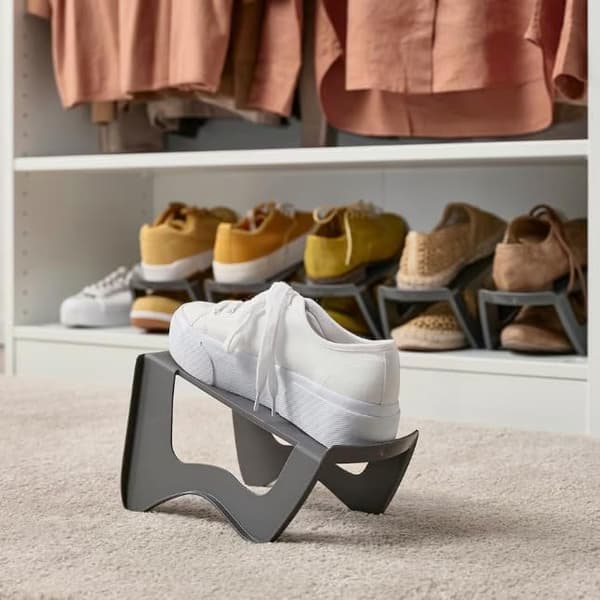 Sæt med 4 lysegrå skodisplays i plast (24*14*14cm)