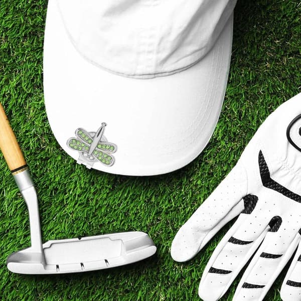 Golfpallomerkki golfhatun pidikkeellä, strassikoristeltu golfhatun pidike, kimalteleva sudenkorentogolf
