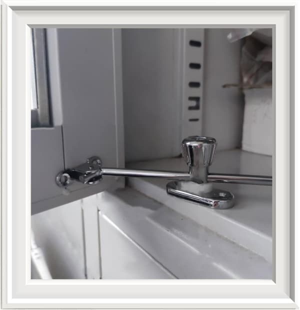 Integrated Window Restrictor Safety Lock for Inrd or Outrd Tilting/Windows