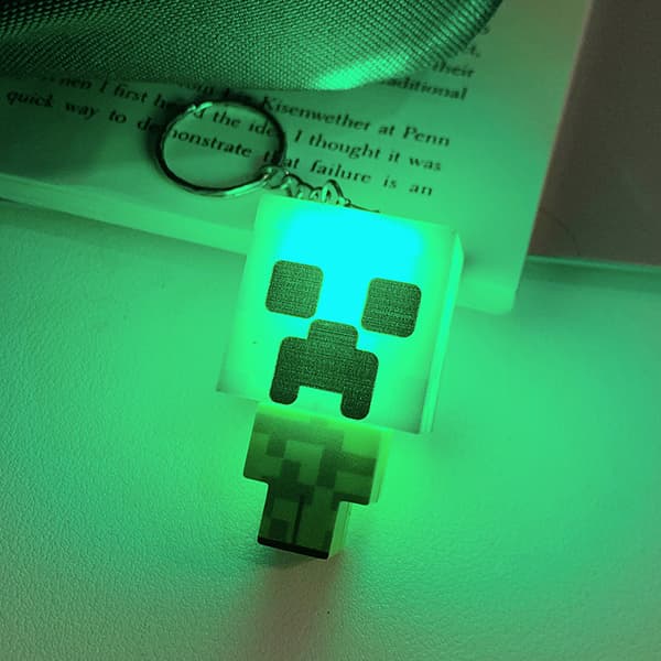 Minecraft-tema LED-belyst nyckelring, pixelkub-spelkaraktärsnyckelring, flerfärgade samlarväska-berlock Creeper