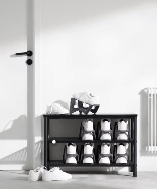 Sæt med 4 lysegrå skodisplays i plast (24*14*14cm)