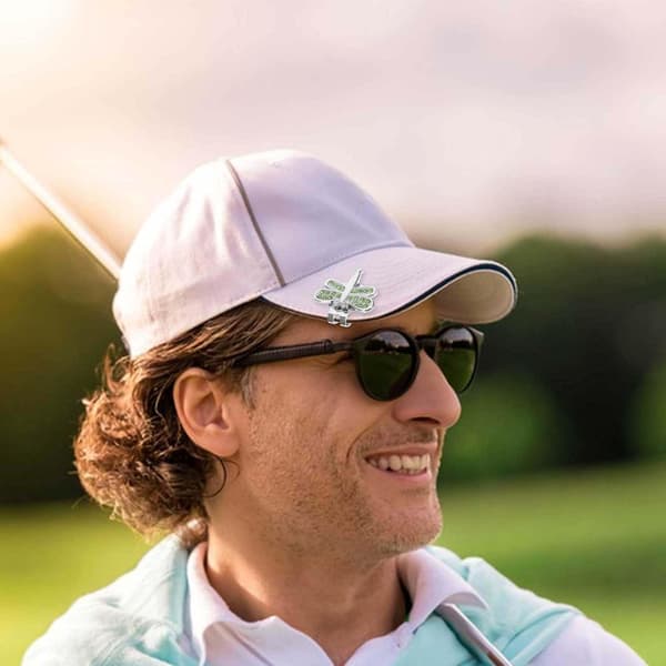 Golfpallomerkki golfhatun pidikkeellä, strassikoristeltu golfhatun pidike, kimalteleva sudenkorentogolf