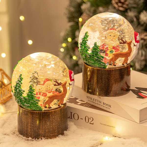 【BEMS】Juledekorasjoner, krystallkuler, snøfnugglamper, julespilledåser og eldre mennesker
