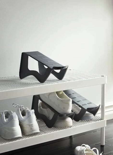 Sæt med 4 lysegrå skodisplays i plast (24*14*14cm)
