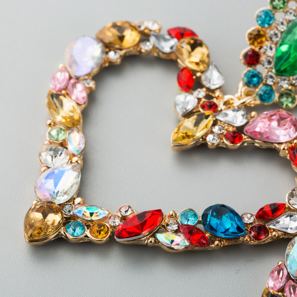 Hjärtformade antika överdrivna örhängen i legerad färg med diamanter