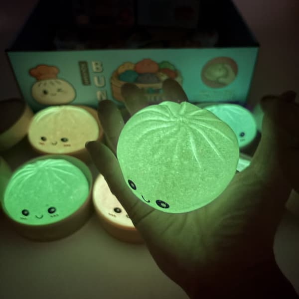 Glow Colour Expression Bun Squeeze Toy med ångkorg, långsamt stigande sensorisk leksak Glow Bun