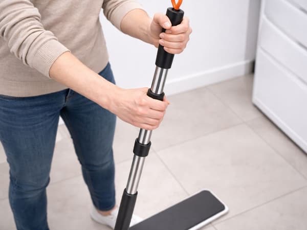 Flat mikrofibermopp med teleskophåndtak, roterende hode, justerbar, for hardtre og fliser
