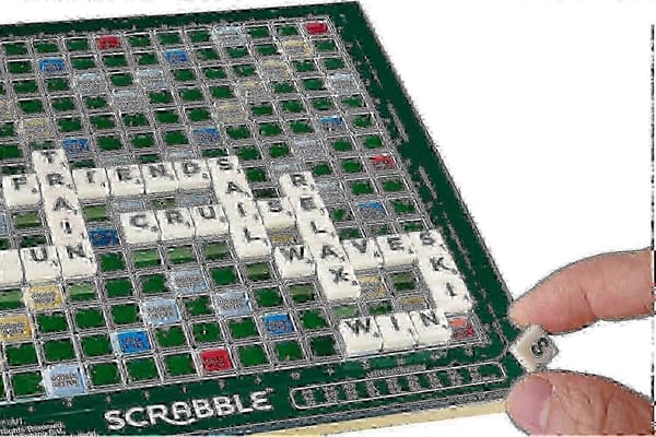 Stor Scrabble-utgave med roterende trebrett og sammenleggbar funksjon