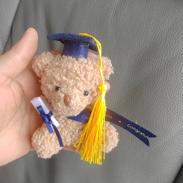 Bamsevedhæng med studenterhue til taskepynt Royal Blue 10cm
