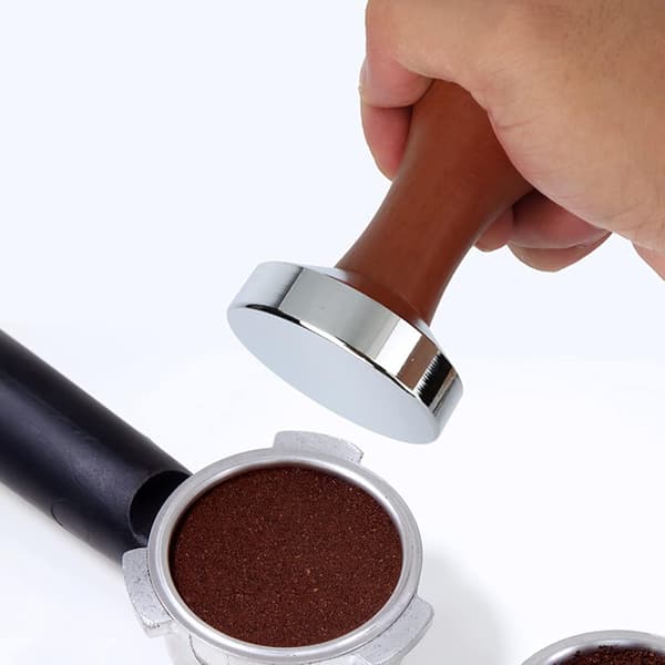 Solid kaffe-tamper i aluminium for espressomaskin med trehåndtak Aquaforge