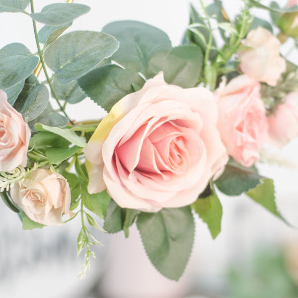 Blomsterkrans i metall med geometrisk ram, konstgjord krans med rosor, väggmonterad, simulerad krans, heminredning