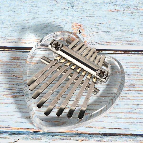 Tommelfingerklaver 8 tangenter Mini bærbart akrylmateriale Dekorationsgave Musikinstrument (hjerteformet krystal)