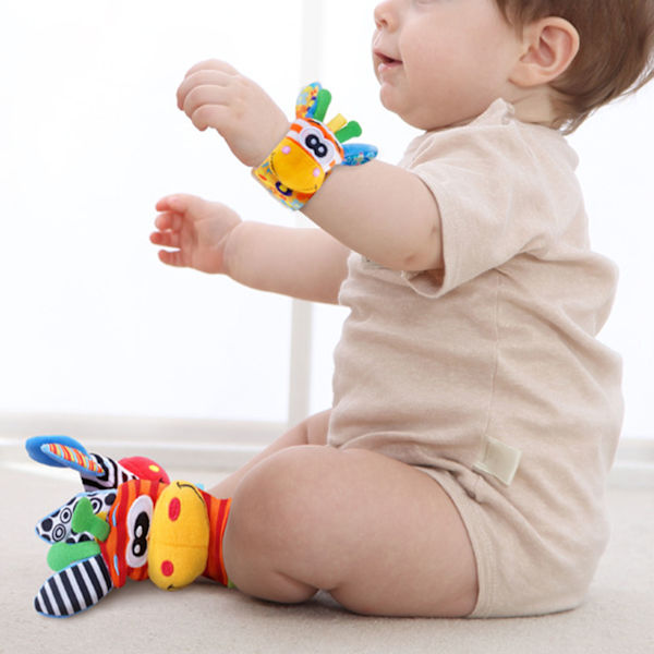 Baby Foot Rattles Strumpor Djur Plysch Fyllda Bomull Ljusa Färger Handled Rattles för Spädbarn