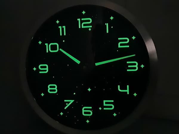 Selvlysende vægur 25 cm - Fluorescerende stjernedekor 650