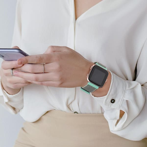 Elastisk vævet armbånd til Fitbit Versa 3 2, Versa Lite - Justerbart nylon sportsarmbånd til Fitbit Sense Lilla Light purple