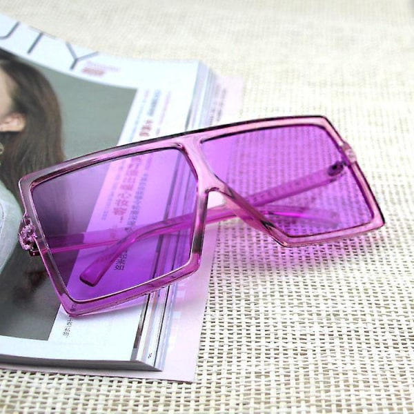 Moderiktiga damer med generösa solglasögon UV-skyddssolglasögon purple