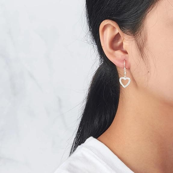 Silverpläterade hjärtformade ringörhängen, Zircondia®-kristaller.
