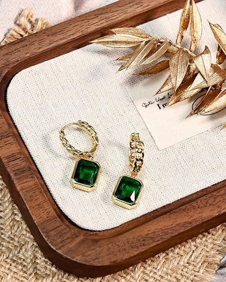 Damörhängen med smaragd och geometrisk form, 14K guldpläterade droppar, mångfacetterade gröna ädelstenar, elegant present.