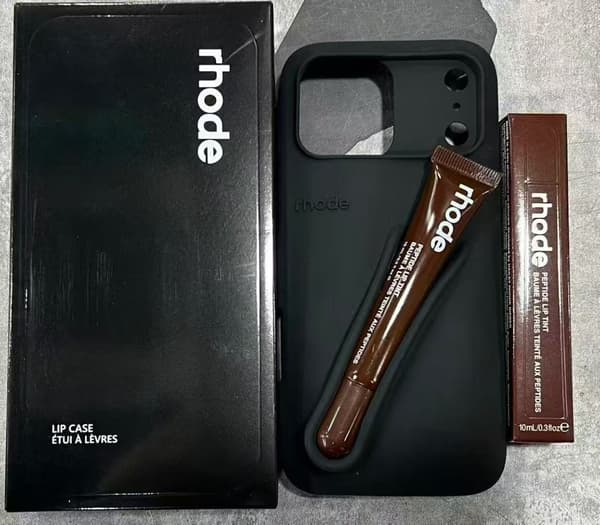 Rhode läppglans mobilskal för iPhone 16E, svart