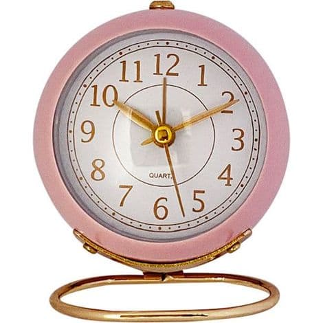 Analog väckarklocka. Liten tyst bordsklocka. Klassisk retro väckarklocka utan tickande (rosa).
