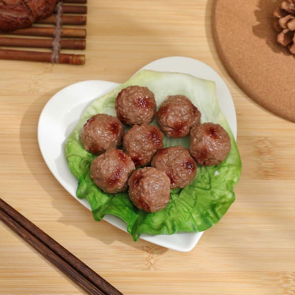 16 verklighetstrogna köttbullsmodeller - miniatyrmatproppar som simulerar kokta köttbullar, lämpliga för restaurangkökfotografering.