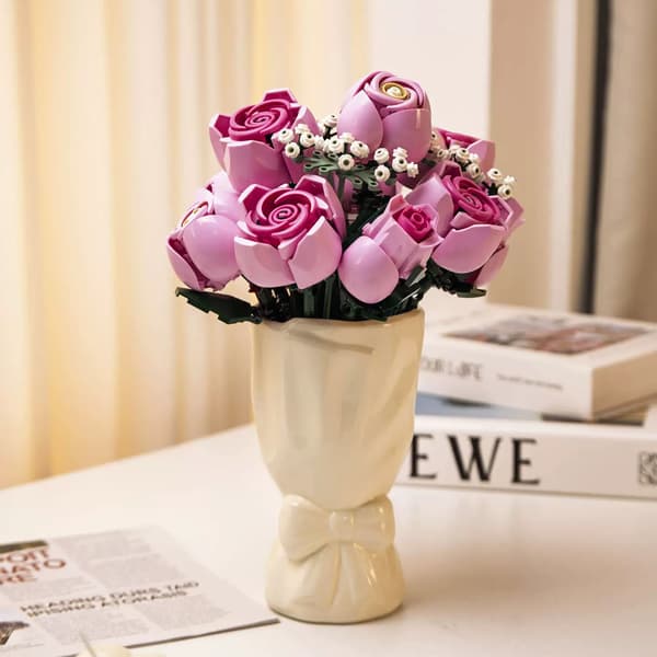 Vackert byggsatsset med rosa blombukett, inklusive blomsterdekorationer.