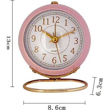 Analog väckarklocka. Liten tyst bordsklocka. Klassisk retro väckarklocka utan tickande (rosa).