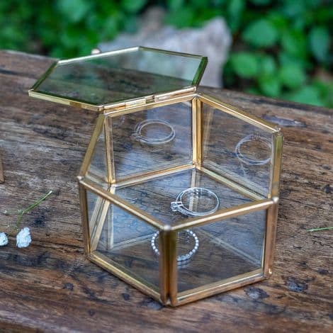 Hexagonal glas- och metallringask – Smyckesdisplay 10.5x9.5x5 cm – Guldfinish för förlovning och frieri