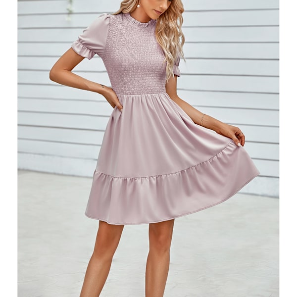 Kortærmet kjole med flæsedetaljer ved halsen og rynket talje - perfekt til forår og sommer - Pink L
