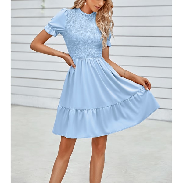 Kortärmad klänning med volangkant och rynkad midja, ljusblå, S