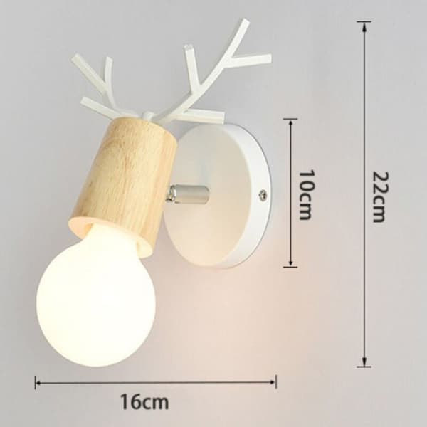 Med hjørnevegglampe. Hvit trestil