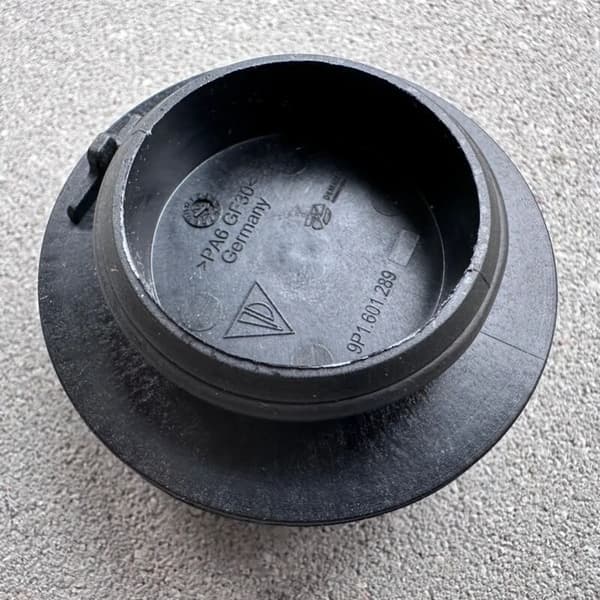 Fire sorte, buede Porsche-fælgkapsler, 76 mm i diameter, med logo, farvematchet.