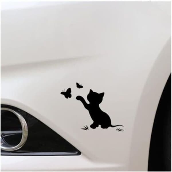 Bilmærkat - Kat og sommerfugl design - Sød - Biludsmykning - Sort