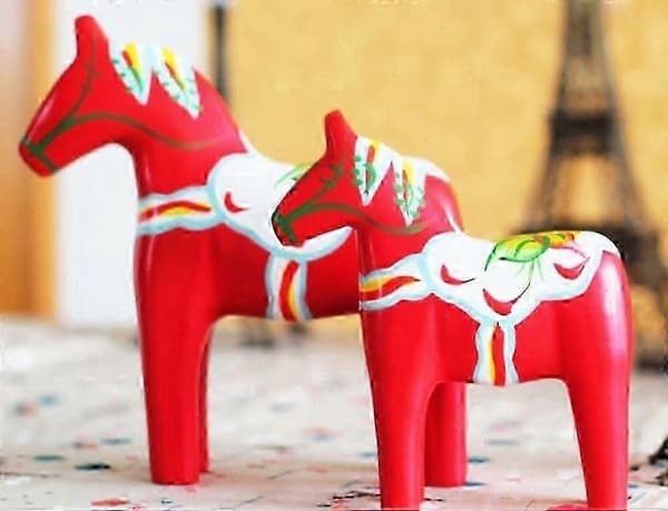 Håndmalet svensk Dala hest træfigur (rød) 16 cm